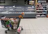caddie rempli de courses au supermarché