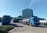 camions de collecte de lait devant une laiterie