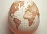 Image centrée sur un oeuf, sur la coquille sont gravés les continents