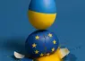 un oeuf aux couleurs du drapeau ukrainien qui tombe sur un oeuf au couleur du drapeau européen brisé