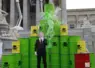 manifestation devant des bidons verts toxiques