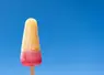 Une popsicle colorée avec un ciel bleu en arrière-plan