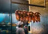 canard laqué devant un restaurant chinois