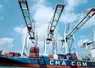 bateau porte conteneur au port