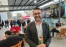 un homme souriant