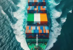 En mer, un bateau porte conteneur vu de haut, le drapeau irlandais sur les conteneurs