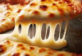 une pizza aux fromages avec un zoom de près sur le fromage fondu 