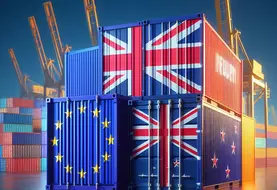 un conteneur aux couleurs du drapeau européen et un conteneur aux couleurs du drapeau néo zélandais, à coté