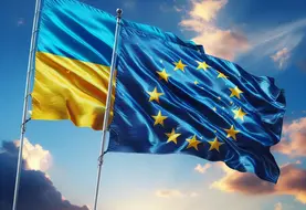 un drapeau de l'Ukraine et un drapeau de l'union européenne flottent au vent cote sur fond de ciel bleu 
