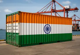 une image d'un conteneur posé sur un quai d'un port qui est aux couleurs du drapeau indien