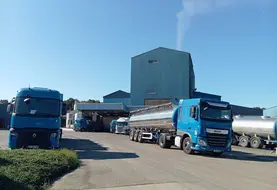 camions de collecte de lait devant une laiterie