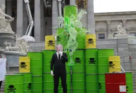 manifestation devant des bidons verts toxiques