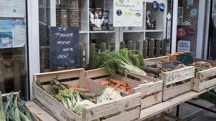 Légumes en vente devant un magasin