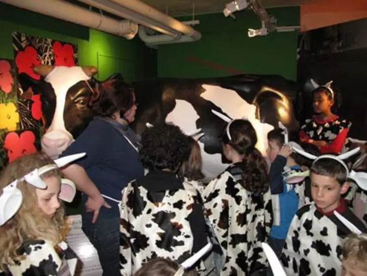 Lors de la visite de l’exposition, les enfants déguisés en veau suivent les explications d’une animatrice.