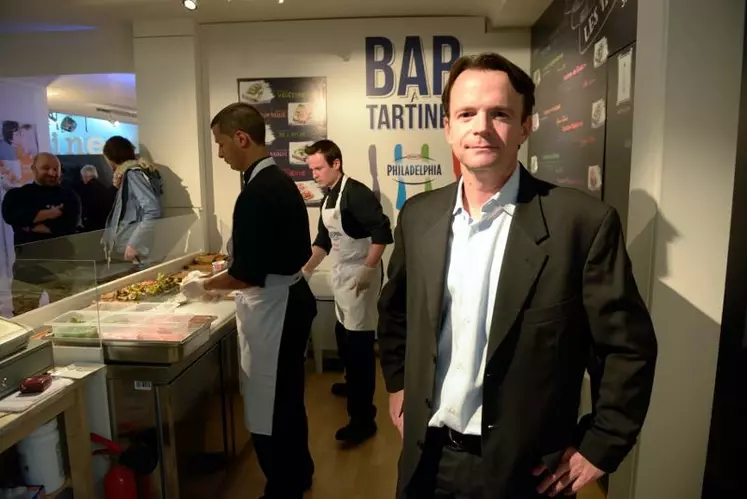 Inauguration du bar éphémère
imaginé par Philadelphia
pour communiquer sur
ses préparations à tartiner.
À droite, Fabien Razac,
directeur des catégories
fromage France, Benelux et
Espagne chez Mondelez.