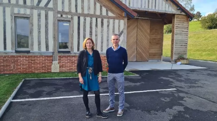 Stéphanie et Xavier Cassigneul devant la nouvelle fromagerie à Camembert