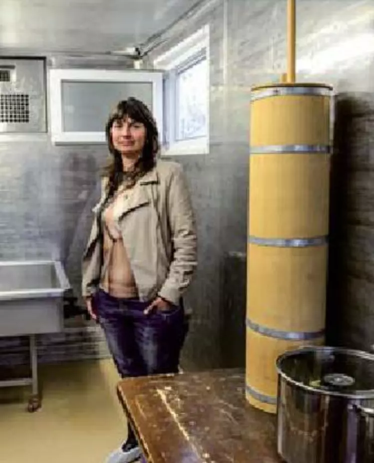Dans ce camion-yaourtière,
Violeta Kroushkova, qui
élève, avec son père, 750
brebis, prépare 300 litres
de yaourt par jour.