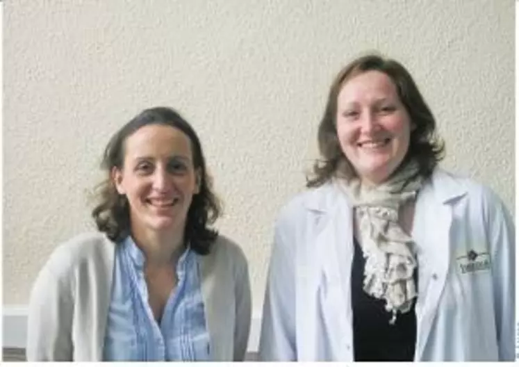 Julie Lemahieu directrice marketing et Céline Lesur spécialiste de l'application Cheasing'Up. « La ligne peut être multiproduit : yaourt, quark, cream cheese, pâtes molles et pâtes pressées, et c'est simple. »