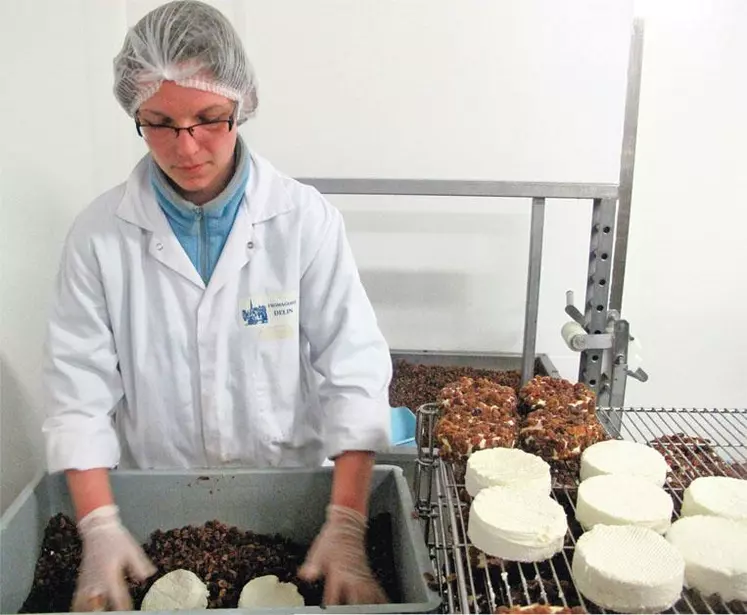 La Fromagerie Delin a été précurseur dès 1998, en matière d’aromatisation des fromages double crème frais : cranberries, papaye, truffes, pain d’épice…Les fromages affinés peuvent eux aussi être aromatisés. Parmi les produits les plus recherchés: le Brillat Savarin fourré à la truffe d’été d’Italie.