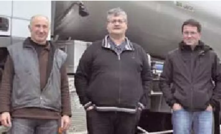 Paul Faure (à gauche), président de Vercors Lait, Philippe
Guillioud (au centre), directeur, et Michel Gaillard, l'un des
chauffeurs du camion de collecte.