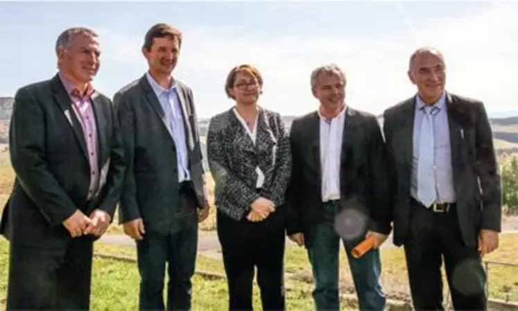 De gauche à droite : Dominique Chambon, président
de l’appellation rocamadour ; Patrice Chassard, président
de l’appellation saint nectaire ; Karine Serrec, du ministère
de l’Agriculture ; Michel Lacoste, président du Cnaol ;
Jean-Louis Piton, président de l’Inao.