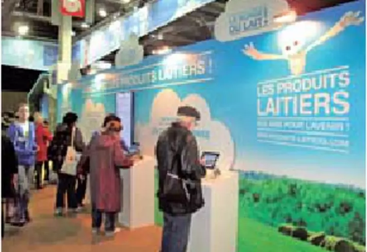 Stand Cniel : Le nuage de lait et ses cinq bornes tactiles interactives
ont permis aux visiteurs d’accéder aux réseaux sociaux
de l’interprofession laitière