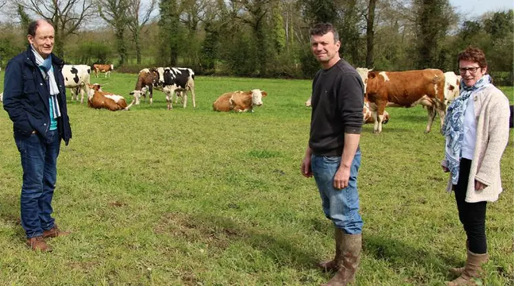 À la Ferme de la Futaie, René Bigot (à gauche) avec Nathalie
et Frédéric Mallet. Le cahier des charges du réseau implique plus de 70 % de la ration en herbe, plus de 0,3 ha accessible par vache, plus de 7 mois dans les prés, pas de robot de traite, une traite ouverte par mois…