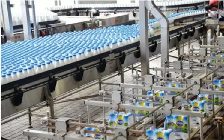 Le lait estampillé « Les laitiers responsables » 
est conditionné en bouteille sur cette ligne 
d’une cadence de 18 000 bouteilles/heure.