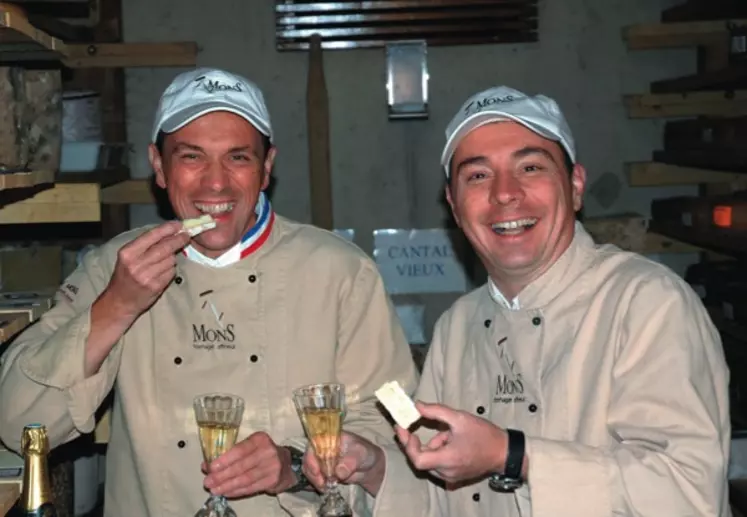 Laurent Mons (à droite) conseille de déguster par exemple du laguiole affiné 7 mois avec du champagne blanc de blancs
millésimé, du chaource et du champagne rosé, du rocamadour et du champagne blanc de blancs, du brie et du champagne
brut du pont-l’évêque et du champagne rosé de la fourme d’Ambert et du champagne demi-sec ou extra-dry.