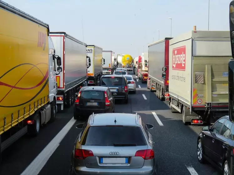 Que les industriels aient leurs propres camions ou fassent appel à des transporteurs, ils peuvent réduire les distances, temps et coûts de livraison.