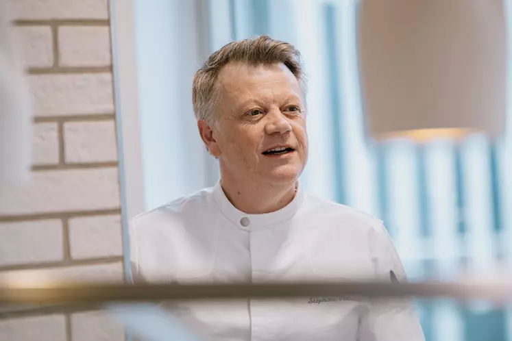 En mars 2022, Stéphane Cathelin a présenté aux chefs d'Elior la gamme Re-Set !, une cuisine équilibrée intégrant des produits bruts et de saison.