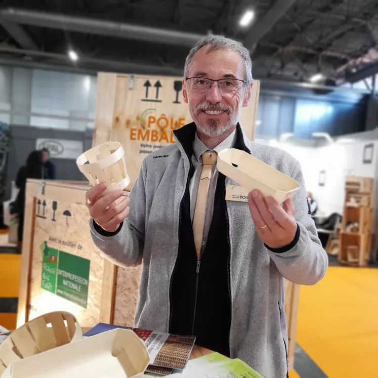 Olivier de Lagausie, délégué général du Syndicat national des industries de l’emballage léger en bois (Siel) développait les atouts écologiques de sa filière au stand pôle bois d'All4Pack. 