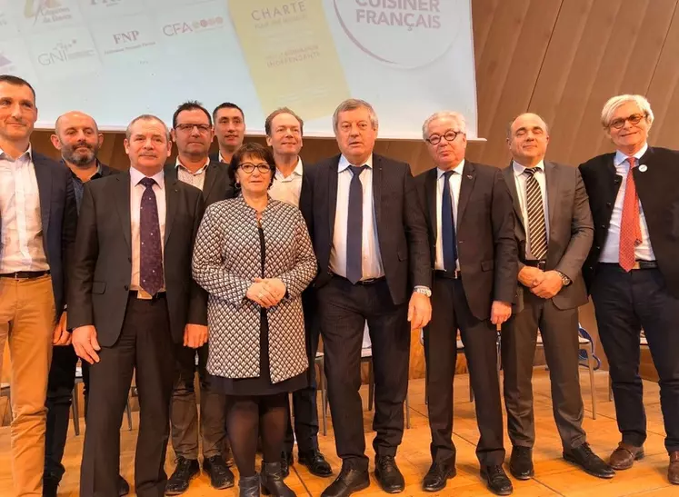 L'ensemble des signataires de la charte Origine France lancée par Metro France. © DR
