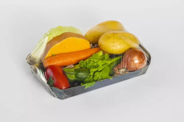 Le film Nature Fresh sur un plateau de carton recyclable. © DR