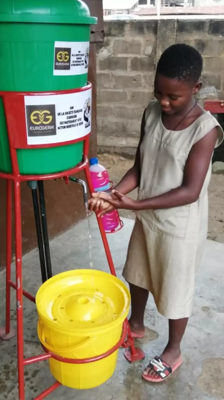 Action de sensibilisation d'Eurogerm au lavage des mains au Bénin. © DR