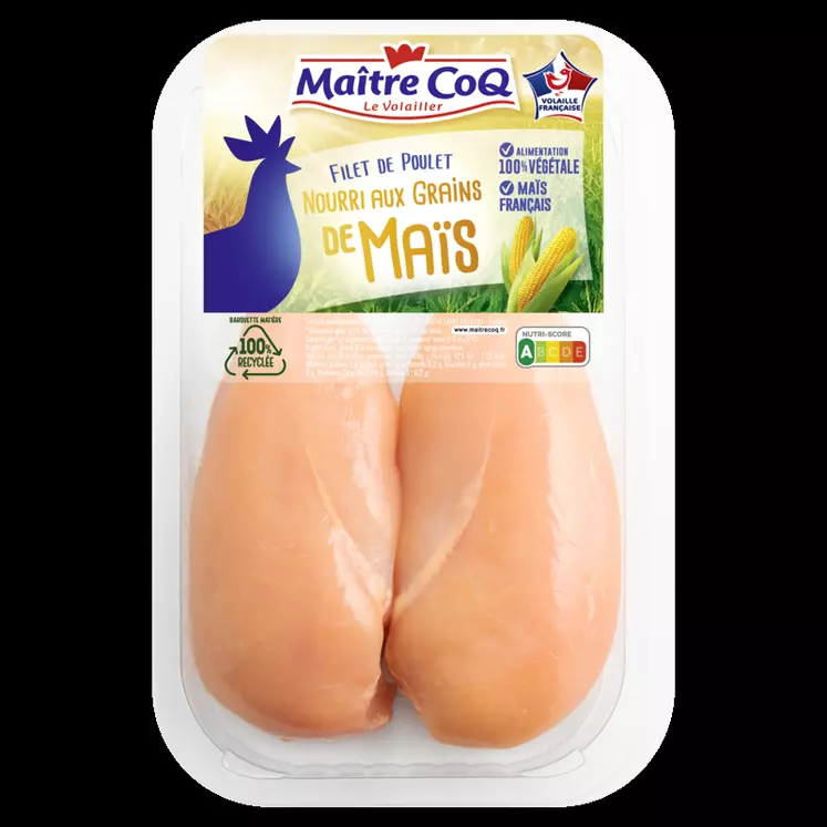 Deux gammes de poulet de la marque Maître Coq arborent une barquette en matière 100% recyclée. © DR