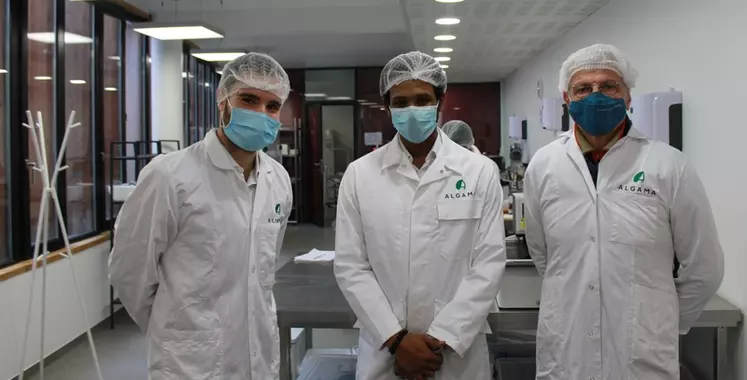 Les fondateurs d'Algama (le président Alvyn Severien au milieu et Gaëtan Gohin à gauche) ont reçu Franck Margain (àd roite), président de l'agence Choose Paris Region au laboratoire de Malakoff.  © S. C.