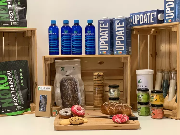 Parmi les produits alimentaires utilisant les fonctionnalités de microalgues, certains sont commercialisés ou sur le point de l'être. Gaëtan Gohin est chargé des transferts industriels. © Almaga