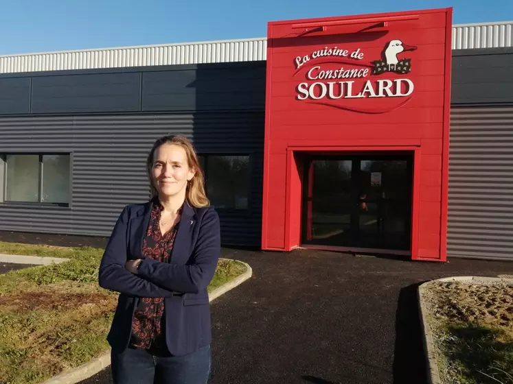 Magali Panau, directrice générale d'Ernest Soulard, devant le site de La Cuisine de Constance à L'Oie (Vendée). © Ernest Soulard