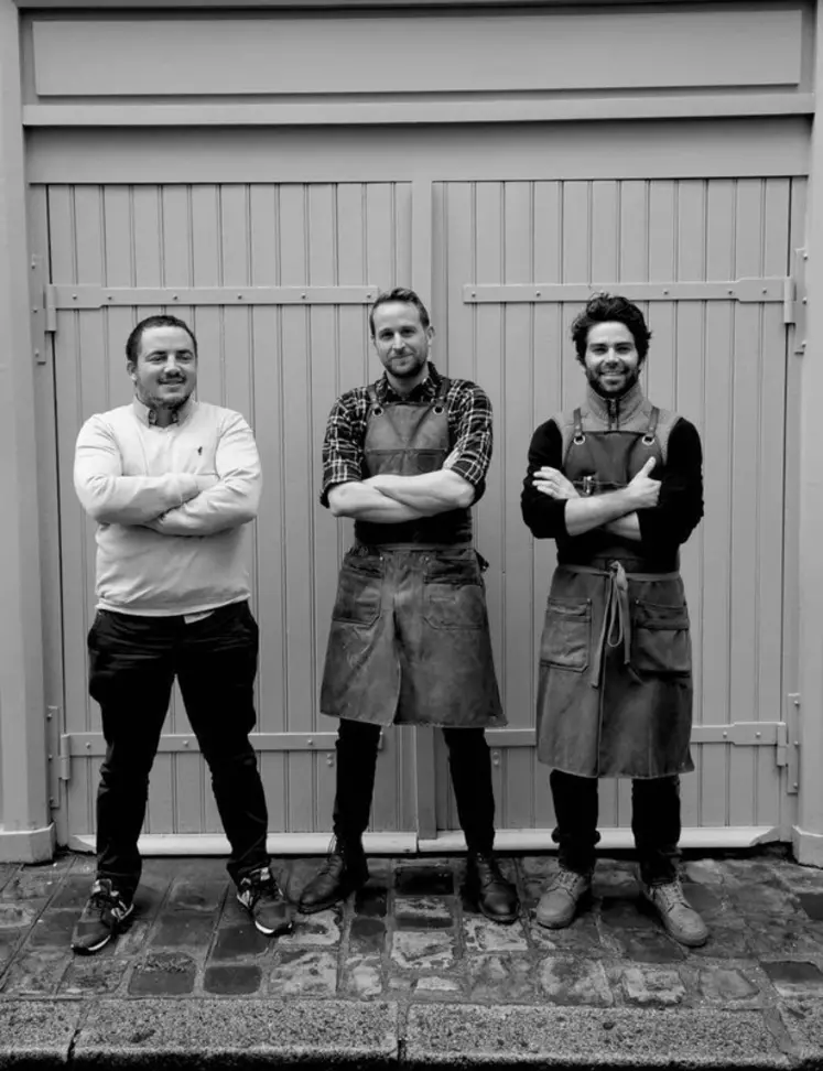 Les associés de l’Atelier Cowrrézien, Adrien, Guerric et Antoine (de gauche à droite) souhaitent aussi développer leur propre réseau de boucheries. Ils en possèdent déjà une à Saint-Germain-en-Laye (78). © C.Jahnich/APAP