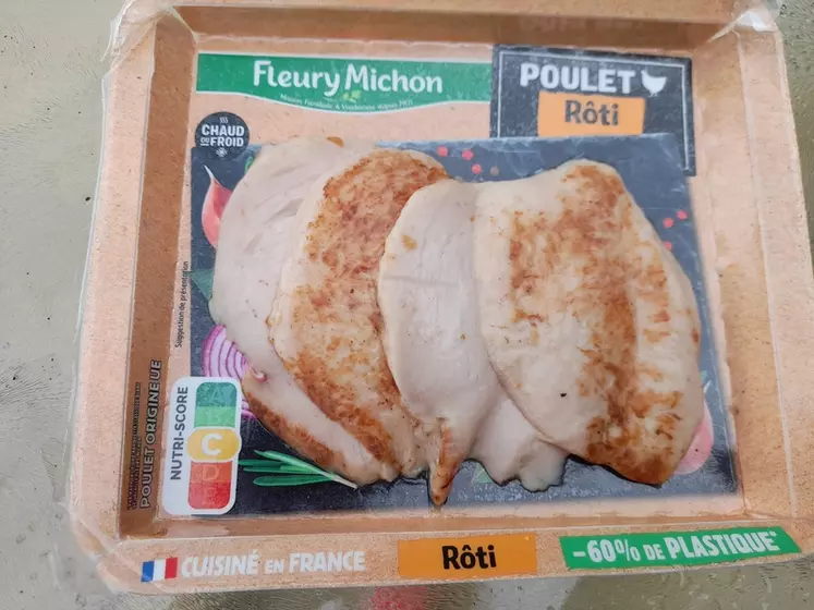 Le poulet rôti, à consommer chaud ou froid, est sous vide dans une barquette en carton.