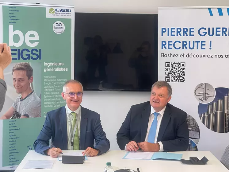 Frédéric Thivet (DG de l'EIGSI), à gauche, et Philippe Pierre (DG de Pierre Guerin), à droite, signant la convention de partenariat de trois ans.