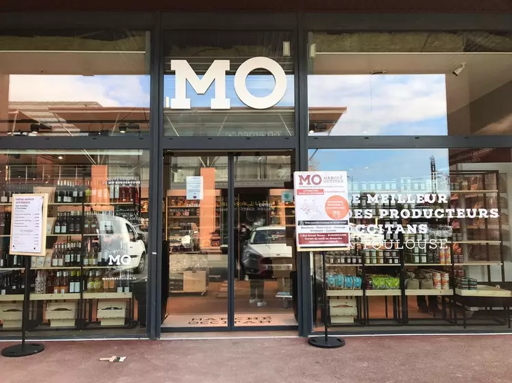 Le magasin MO de Toulouse intramuros vend aussi des vins.