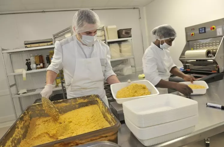 La cuisine centrale doit produire jusqu'à 2000 repas quotidiens pour les plus démunis © Département de ...
