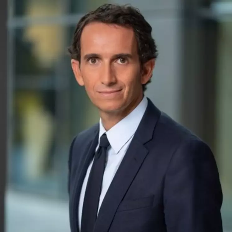 Alexandre Bompard, PDG de Carrefour, renonce à un quart de sa rémunération fixe pendant deux mois.