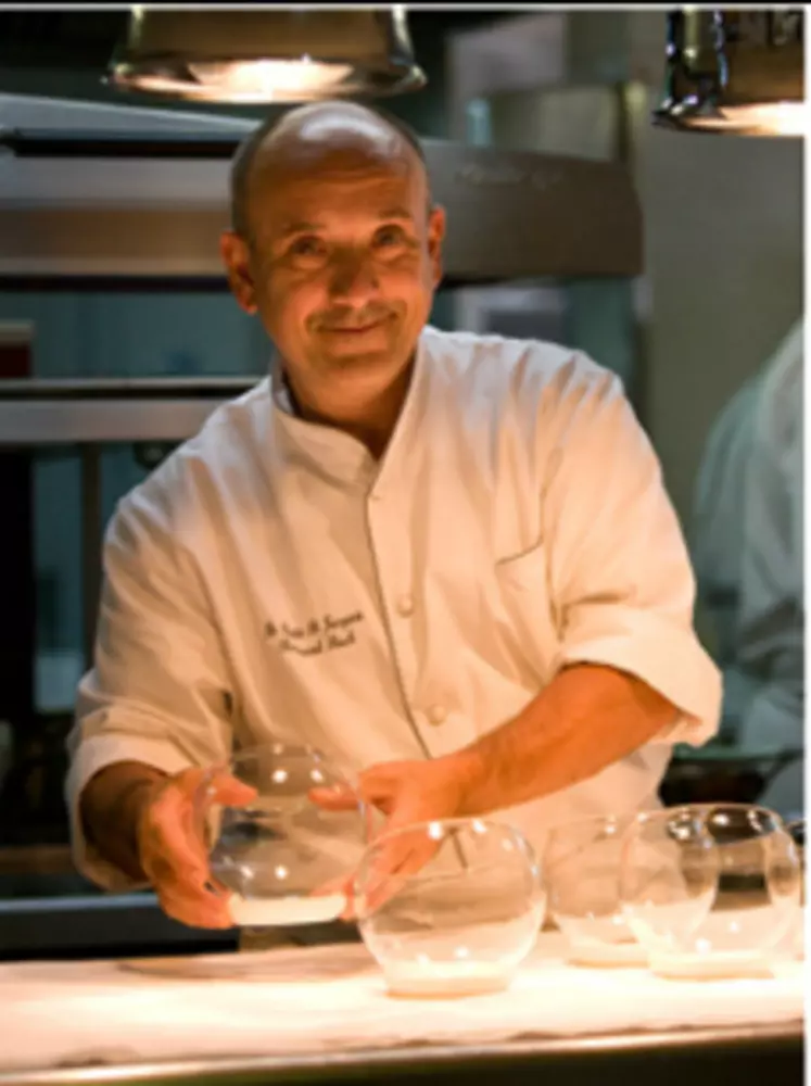Chef doublement étoilé Bernard Bach est partenaire de Compass Group depuis 2013.