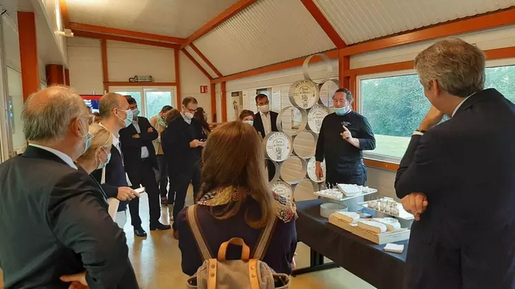 Emmanuel Besnier, président de Lactalis (de dos à droite) a tenu un point presse hier dans une fromagerie à Meaux. © compte twitter Lactalis