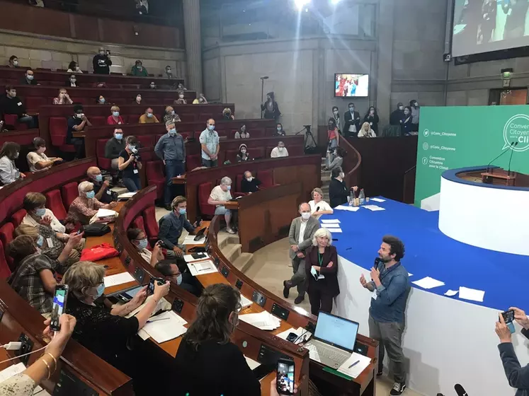 Les 150 membres de la convention citoyenne ont rendu hier leurs propositions à Elisabeth Borne.