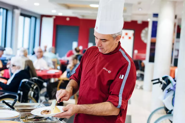 Fini les grandes salles de restauration de 150 m2. Il serait intéressant de créer des espaces intermédiaires entre la cuisine « back office » et la salle de restauration. © Elior/Morel PM