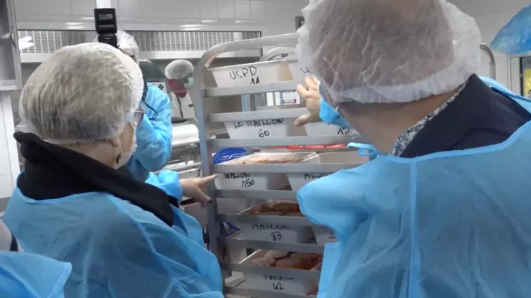 La cuisine centrale de Saint-Leu-La-Forêt produit jusqu'à 500 repas par jour pour les Valdoisiens en difficulté. © Youtube
